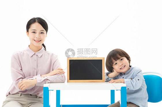 儿童幼教老师和学生拿着黑板图片