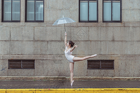 撑伞舞蹈的芭蕾舞演员图片