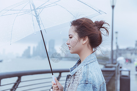 撑伞的女性形象图片