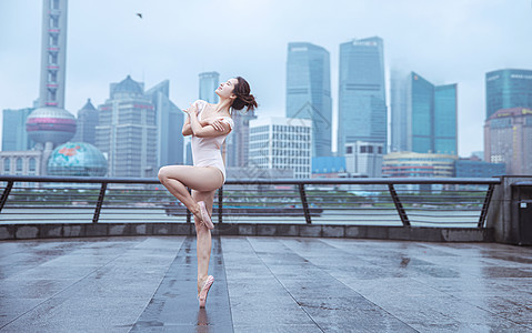 城市建筑下的芭蕾舞演员图片