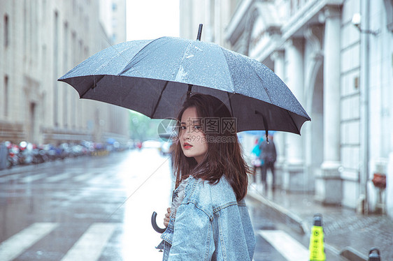 在街上撑伞女性形象图片