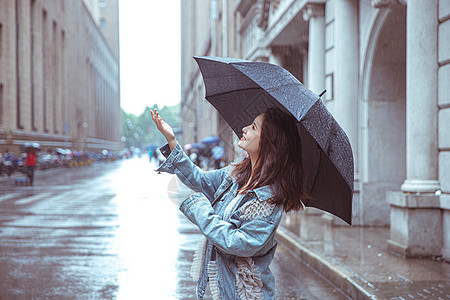 在街上撑伞女性形象图片