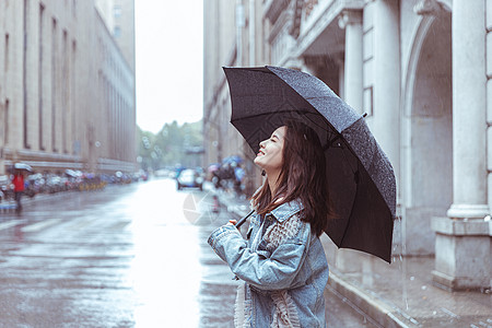 下雨打伞在街上撑伞女性形象背景