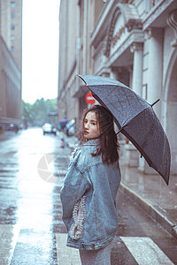 在街上撑伞女性形象图片