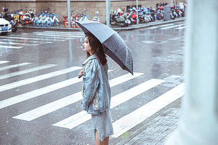 在街上撑伞女性形象背景