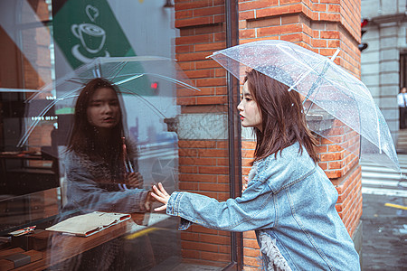 在街上撑伞的女性图片