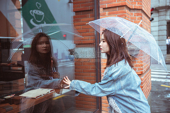 在街上撑伞的女性图片