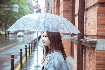 城市下雨在街上撑伞女性形象背景