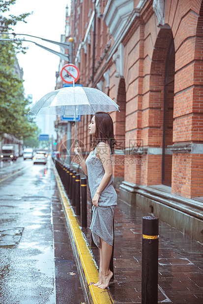 在街上撑伞跳舞的女性图片