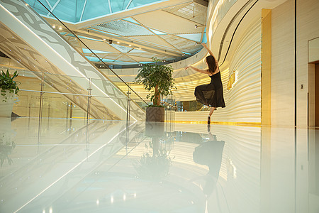 在商场里舞蹈的女性图片