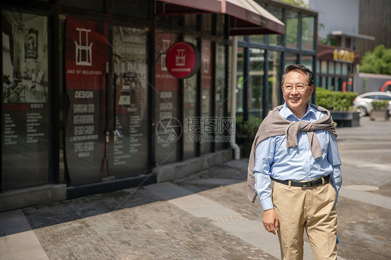 老爷爷户外旅游图片