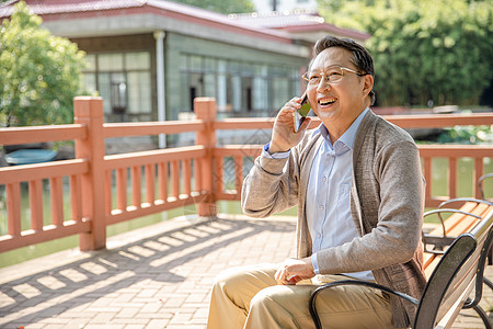 打电话休闲老爷爷户外打电话背景