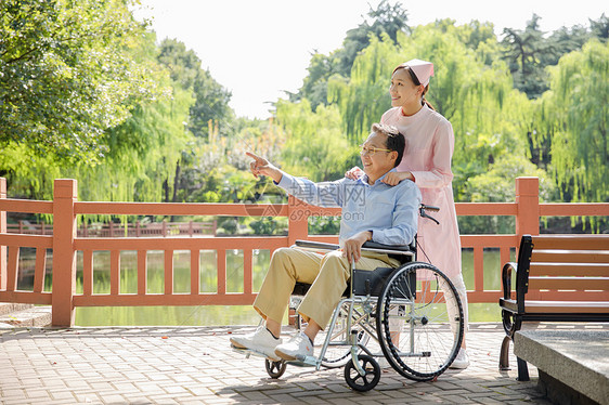 护士户外照顾病人图片