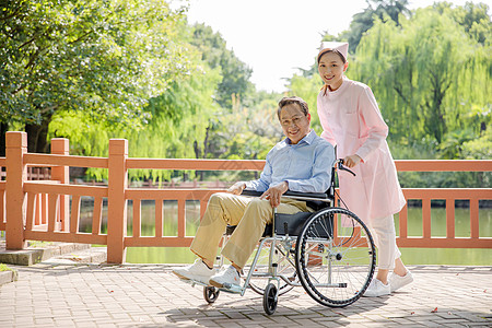 医护室护士户外照顾病人背景