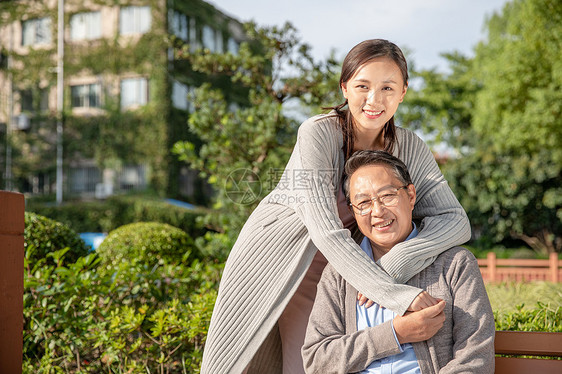 女儿户外陪伴父亲图片