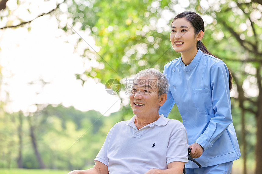 护工照顾老人图片