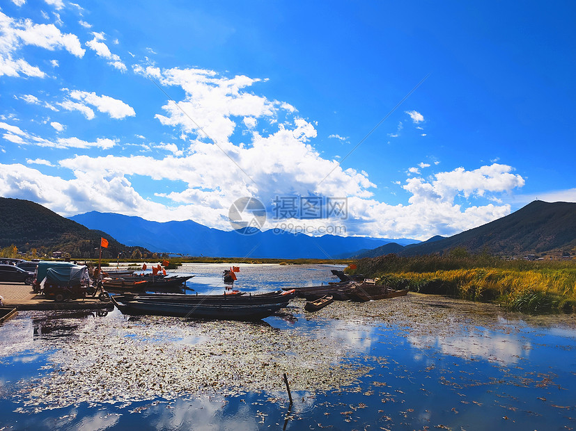 泸沽湖蓝天白云图片