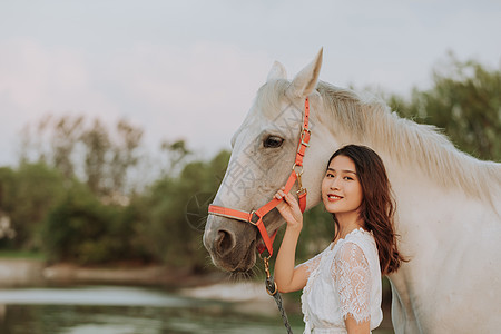 年轻女性与白马图片