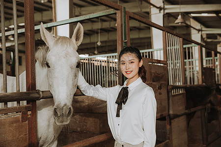 马棚里的青年女性和马图片