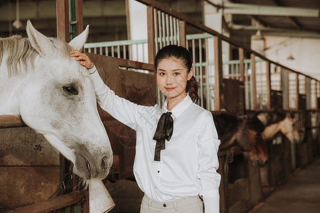 马棚里的青年女性和马图片