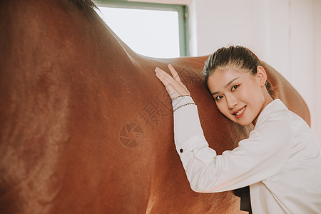青年女性倚靠在马背上图片