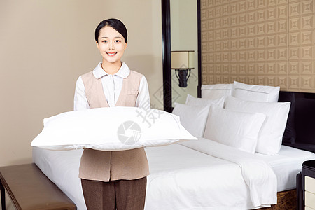 酒店管理保洁员更换枕头图片