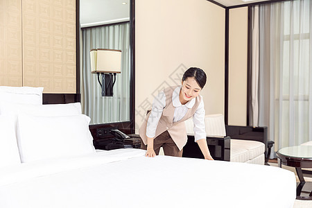 酒店管理保洁员整理床铺图片