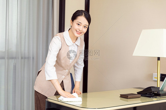 酒店管理保洁员擦桌子图片