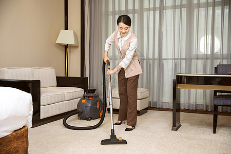 酒店管理保洁员吸尘器吸地毯背景图片