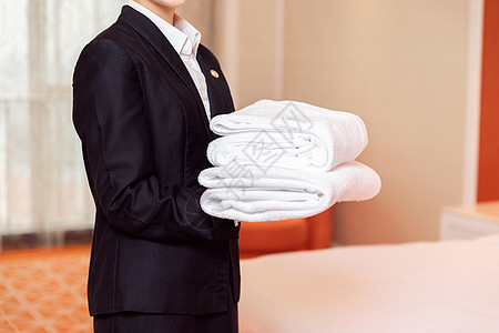 酒店服务贴身管家拿着毛巾背景图片