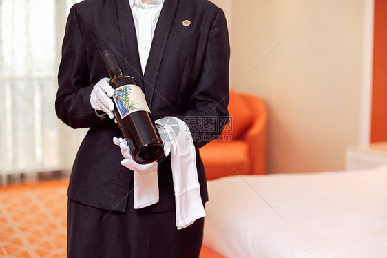 酒店服务贴身管家拿着红酒图片