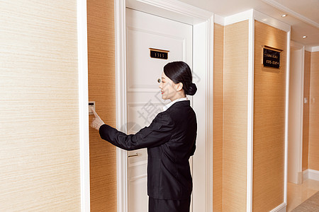 酒店服务贴身管家按门铃图片