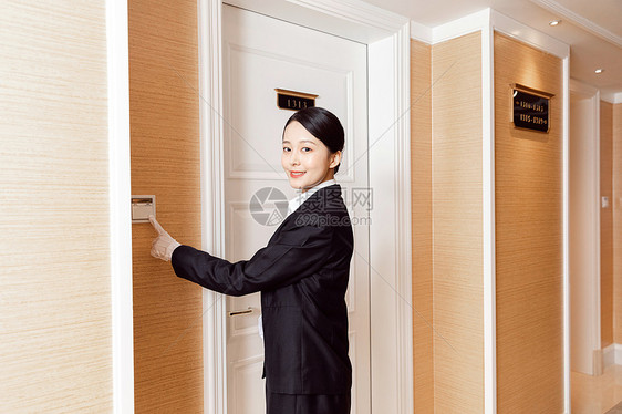 酒店服务贴身管家按门铃图片