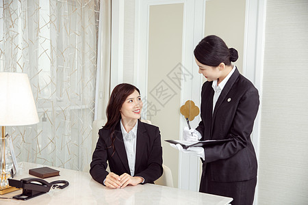 酒店贴身管家记录客人需求背景图片