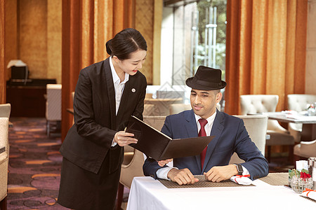 酒店服务餐厅服务员给外国客人菜单图片