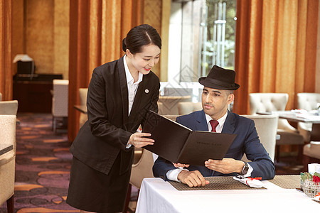 酒店服务餐厅服务员给外国客人菜单背景图片