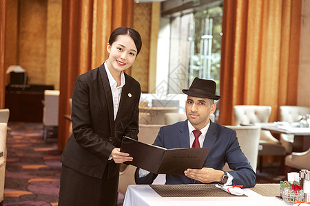 酒店服务餐厅服务员给外国客人菜单图片