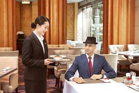 酒店服务餐厅服务员给外国客人上菜图片