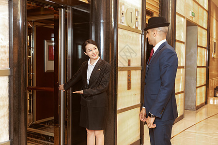 酒店服务贴身管家接待外国客人高清图片
