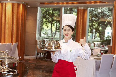 酒店服务厨师端着菜品点赞背景图片