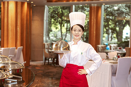 酒店服务厨师端着菜品背景图片