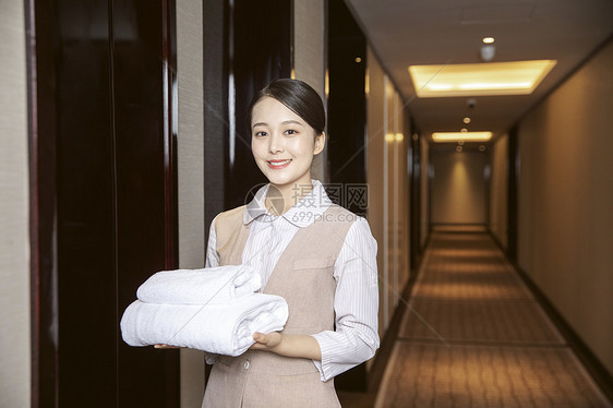 酒店管理保洁员更换毛巾图片