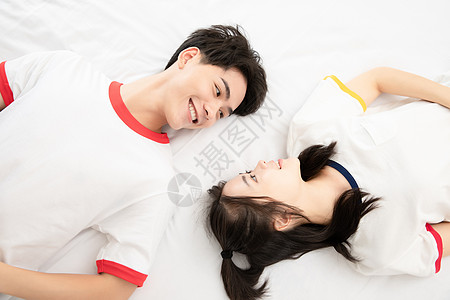 可爱情侣躺在床上图片