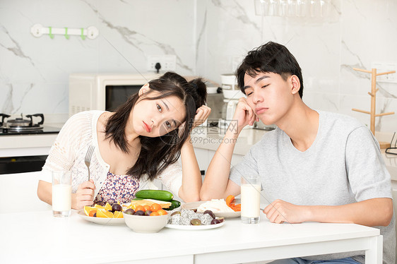 青年夫妻吃早餐图片