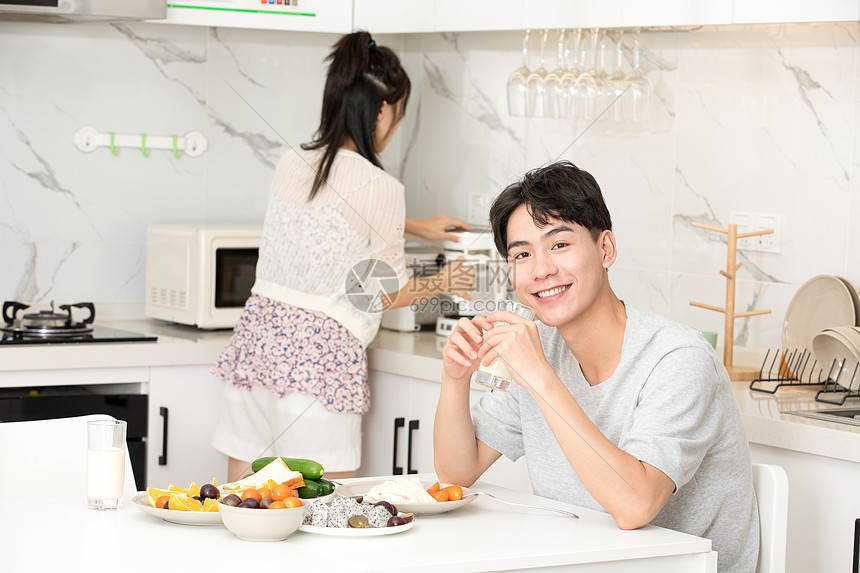 青年夫妇居家生活吃早餐图片