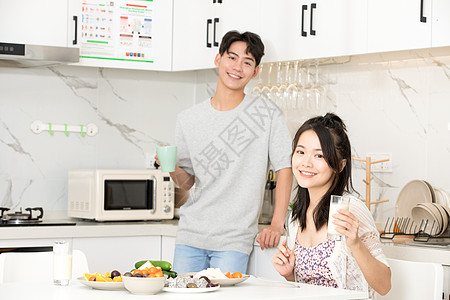 青年夫妇居家生活吃早餐图片