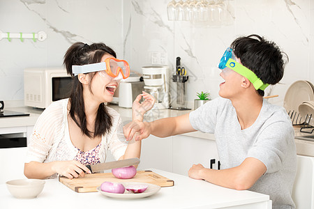 青年夫妇带眼镜切洋葱图片
