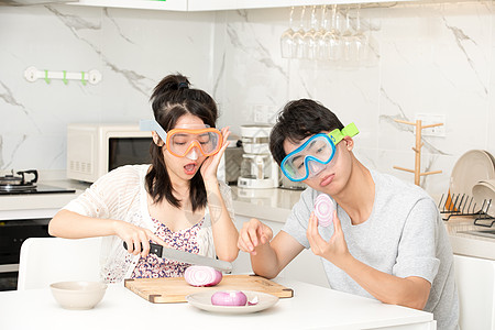 青年夫妇带眼镜切洋葱图片