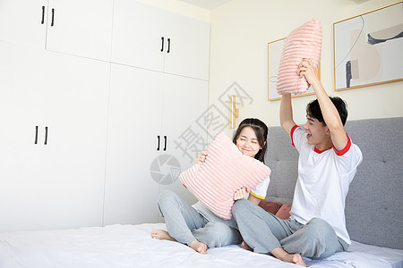 青年夫妻居家生活床上嬉戏图片