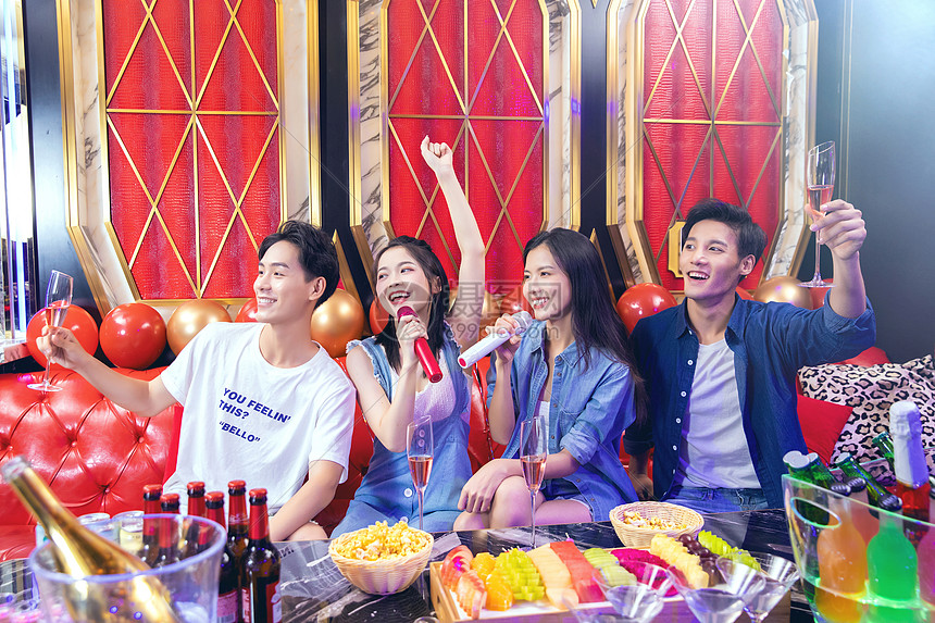 青年朋友ktv聚会唱歌